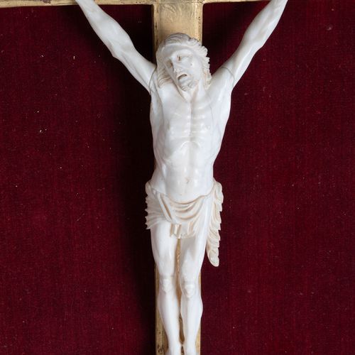 Null Tableaux Crucifix, XIX e s., Christ en ivoire sur une croix en bois doré, c&hellip;