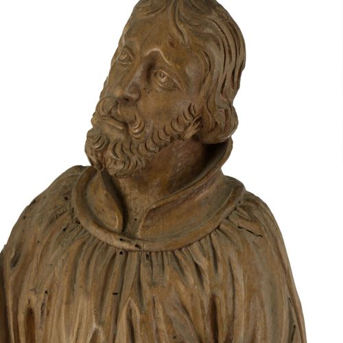 Null Choriste sculpté en bois, traces de polychrome rouge, h. 75 cm