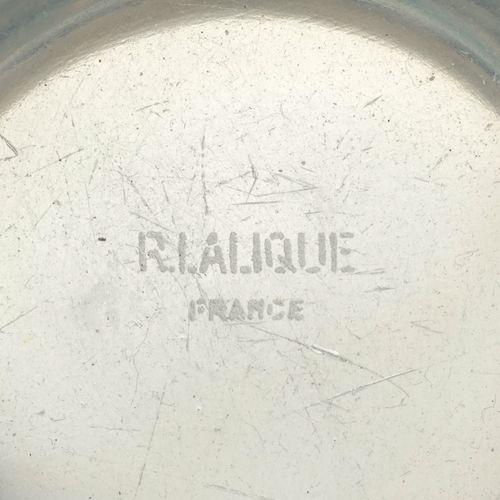Null Vase en verre moulé-pressé opalescent signé Lalique France, modèle Piriac. &hellip;
