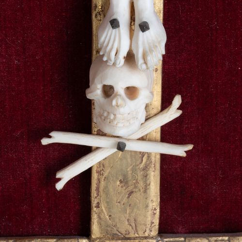 Null Tableaux Crucifix, XIX e s., Christ en ivoire sur une croix en bois doré, c&hellip;