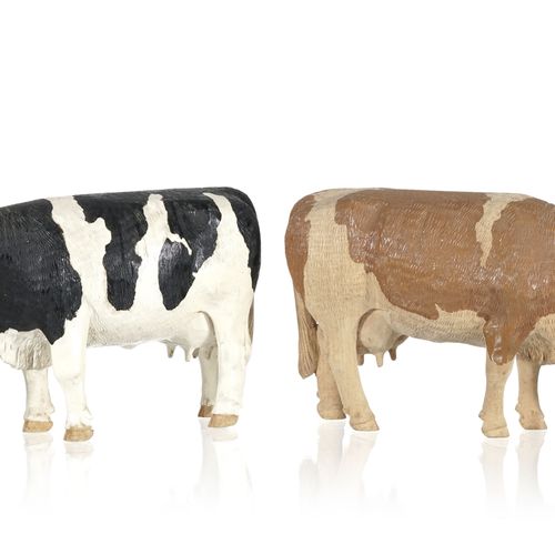 Null 2 vaches d'alpage en bois sculpté et peint, long. 28 et 29 cm