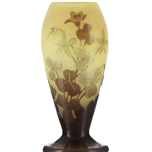 Null Vase ovoïde en verre multicouche signé Gallé. A décor dégagé à l'acide de f&hellip;