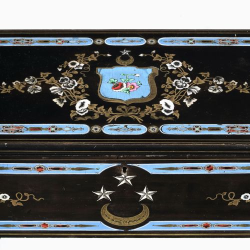 Null Coffret ottoman en bois, marqueterie de laiton nacre et écaille (notamment)&hellip;