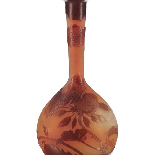 Null Vase soliflore en verre multicouche signé Gallé. A décor dégagé à l'acide d&hellip;