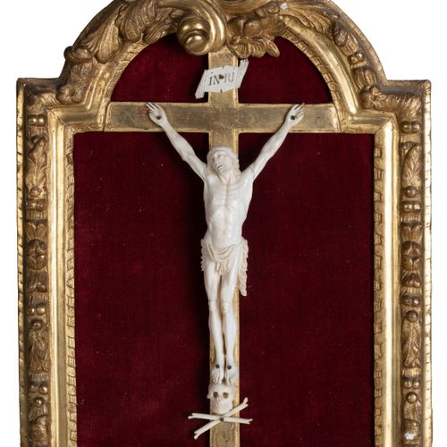 Null Tableaux Crucifix, XIX e s., Christ en ivoire sur une croix en bois doré, c&hellip;