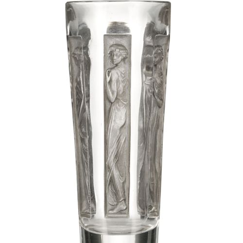 Null Gobelet en verre moulé-pressé signé R Lalique France, modèle 6 figurines. M&hellip;