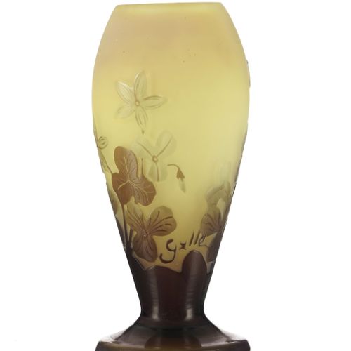 Null Vase ovoïde en verre multicouche signé Gallé. A décor dégagé à l'acide de f&hellip;