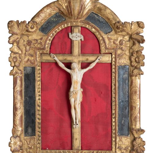 Null Tableaux crucifix, XVIIIe s., Christ en ivoire monté sur une croix en bois &hellip;