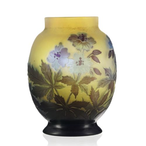 Null Petit vase ovoïde à col droit en verre multicouche signé Gallé. A décor dég&hellip;
