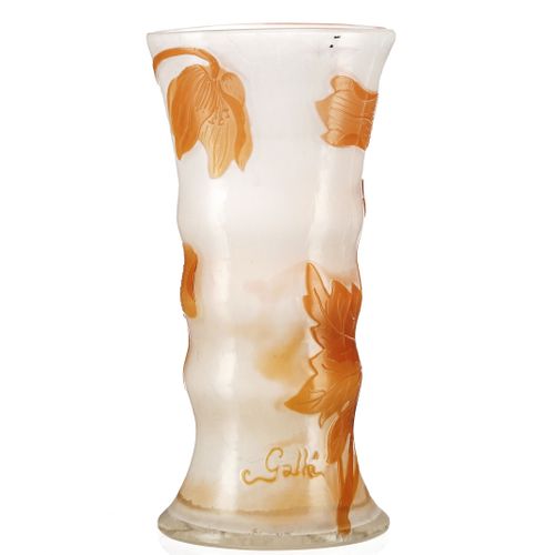 Null Vase tube côtelé en verre multicouche signé Gallé. A décor dégagé à l'acide&hellip;