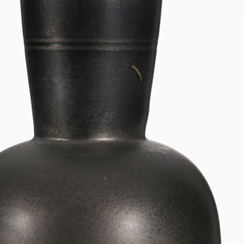 Null Vase en céramique à glaçure noire dans le goût de Bonifas, signé, h. 27,5 c&hellip;