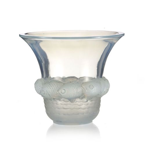 Null Vase en verre moulé-pressé opalescent signé Lalique France, modèle Piriac. &hellip;
