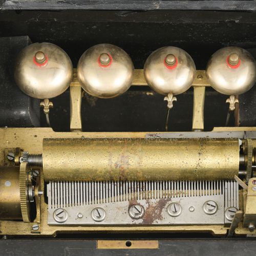 Null Boîte à musique à cylindre et 4 cloches, 6 airs 1/2, fin XIXe s., dans son &hellip;