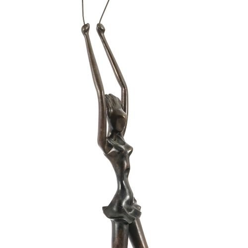 Null Hattakitkosol Somchai (1934-2000), Ballerine au ruban, sculpture en bronze,&hellip;