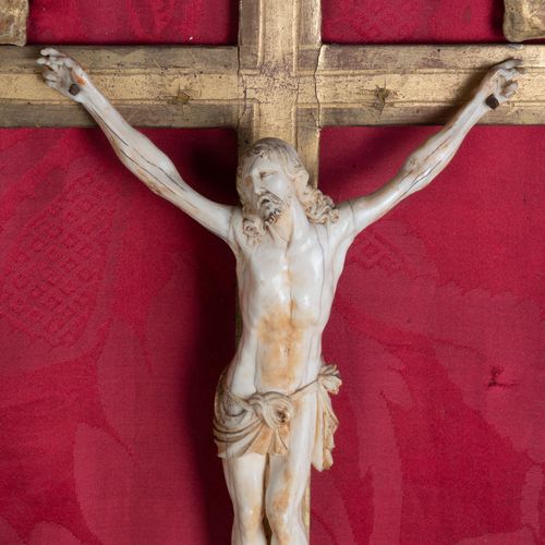 Null Tableaux crucifix, XVIIIe s., Christ en ivoire monté sur une croix en bois &hellip;