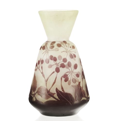 Null Vase à col ouvert en verre multicouche signé Gallé. A décor dégagé à l'acid&hellip;
