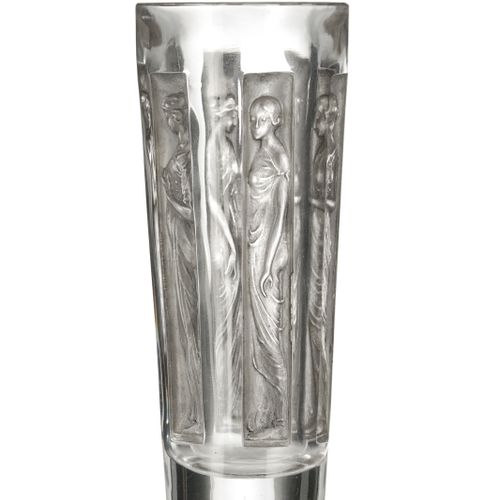 Null Gobelet en verre moulé-pressé signé R Lalique France, modèle 6 figurines. M&hellip;