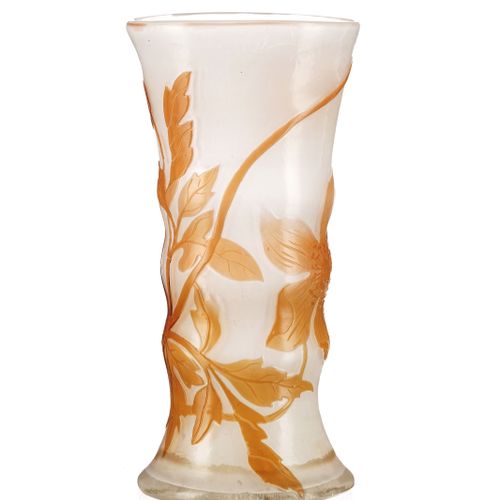 Null Vase tube côtelé en verre multicouche signé Gallé. A décor dégagé à l'acide&hellip;