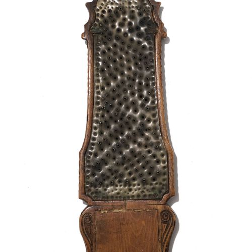 Null Râpe à tabac en bois sculpté, XVIIIe s., décor en relief de la scène des re&hellip;