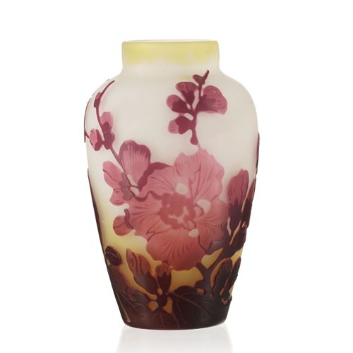 Null Petit vase en verre multicouche signé Gallé. A décor dégagé à l'acide de fl&hellip;