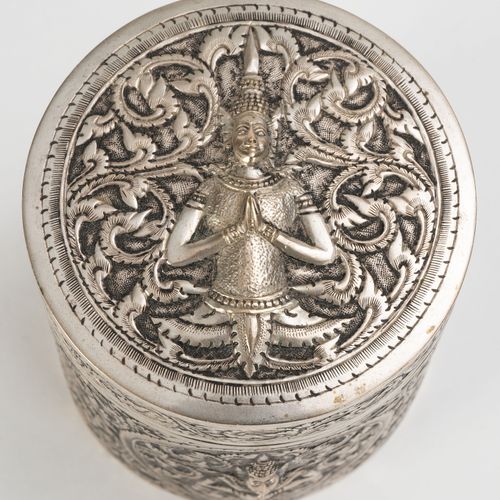 Null Boîte circulaire à tabac en métal gravé, Thaïlande, décor de divinités adop&hellip;