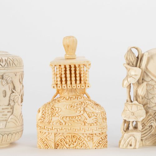 Null Collection de 3 flacons à priser en ivoire, Chine, XXe s.: 1 en forme de po&hellip;