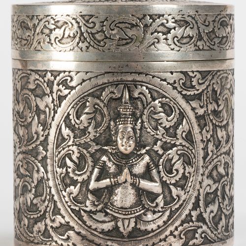Null Boîte circulaire à tabac en métal gravé, Thaïlande, décor de divinités adop&hellip;