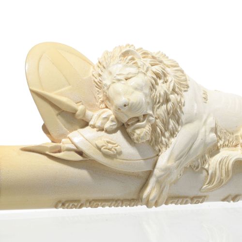 Null Fume-cigarette en écume de mer sculptée, décor du lion de Lucerne avec devi&hellip;