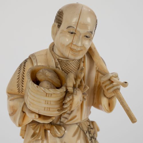 Null Pêcheurs au kiseru (pipe), 2 okimono en ivoire, Japon, époque Meiji, l'un t&hellip;