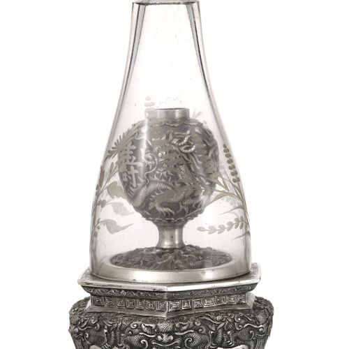 Null Lampe à opium en argent et verre, Chine, fin de la dynastie Qing, décor de &hellip;