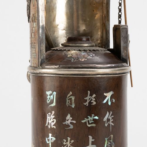 Null Pipe à eau en forme de pot en bois, métal et nacre, Vietnam, XIX-XXe s., dé&hellip;