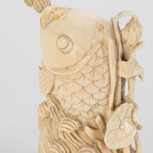 Null Collection de 3 flacons à priser en ivoire, Chine, XXe s.: 1 en forme de po&hellip;