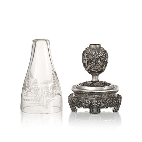 Null Lampe à opium en argent et verre, Chine, fin de la dynastie Qing, décor de &hellip;