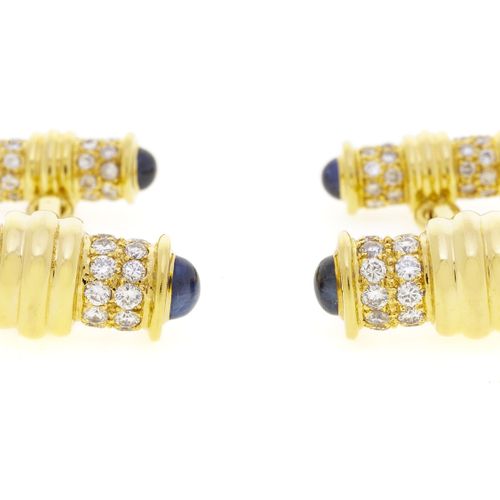 Null Coppia di gemelli in oro 750 con diamanti taglio brillante e zaffiri caboch&hellip;
