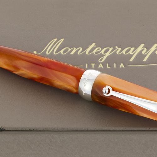 Null Montegrappa, stylo bille argent et résine orange, signé, long. 11.2 cm, boî&hellip;