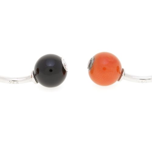 Null Pair of 750 white gold cufflinks set with coral and onyx beads encrusted wi&hellip;