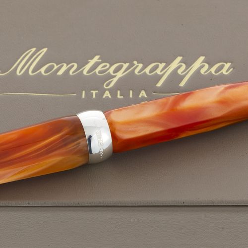 Null Montegrappa, biro in argento e resina arancione, firmata, lunghezza 11,2 cm&hellip;