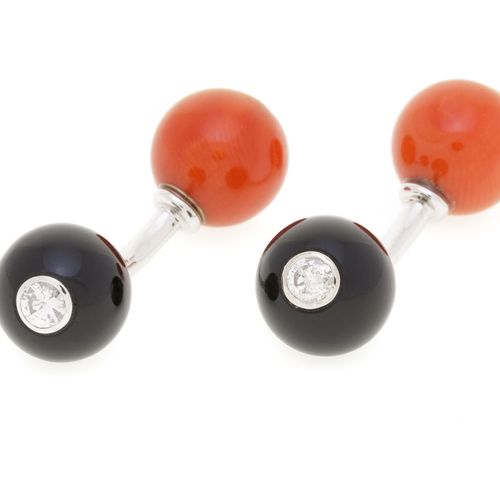 Null Pair of 750 white gold cufflinks set with coral and onyx beads encrusted wi&hellip;