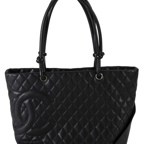 Null Chanel, sac cabas Rue Cambon en cuir noir matelassé, le côté appliqué du mo&hellip;