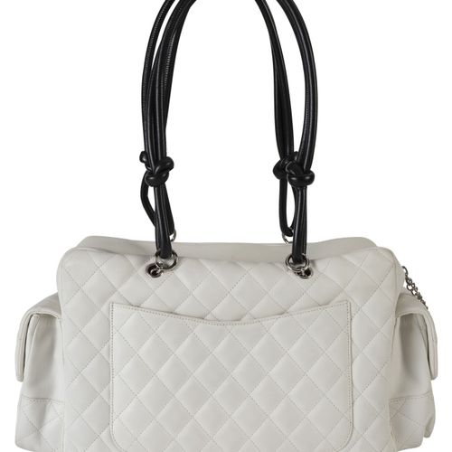 Null Chanel, sac camera Rue Cambon en cuir matelassé blanc, quatre poches extern&hellip;