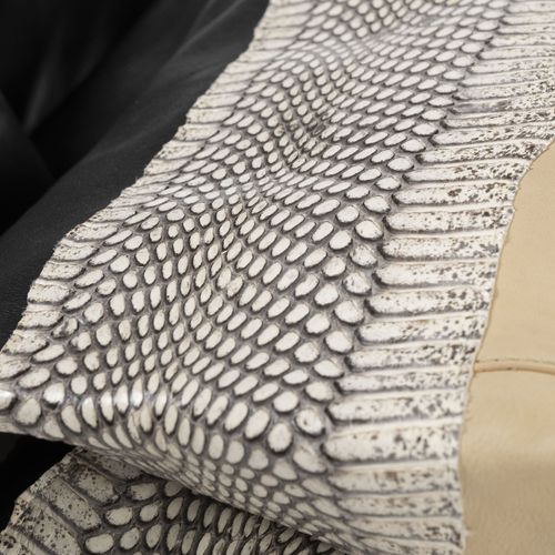 Null Céline，黑色和米色双色山羊皮包，由蟒蛇条隔开，封面，25x28厘米

状态良好
米色皮革的污渍和磨损
内部清洁