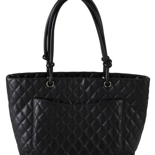 Null Chanel, sac cabas Rue Cambon en cuir noir matelassé, le côté appliqué du mo&hellip;