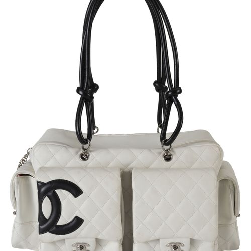 Null Chanel, sac camera Rue Cambon en cuir matelassé blanc, quatre poches extern&hellip;