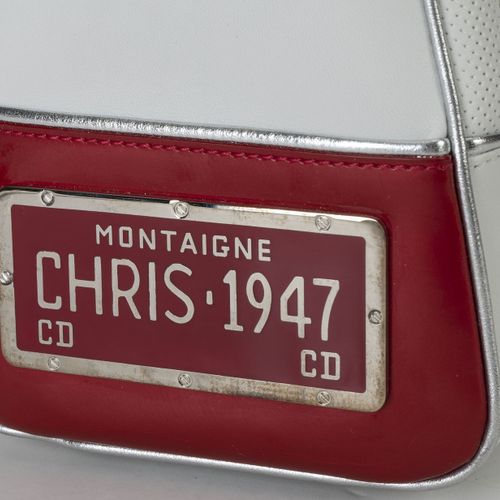 Null Christian Dior, Cadillac Montaigne Chris 1947包，白色穿孔皮革和红色漆皮，CD飞行吊饰，肩带，盖子，20x&hellip;