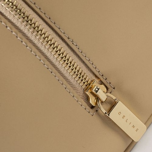 Null Céline, beige leather butterfly bag pressed Céline in relief, 14x27 cm

Goo&hellip;