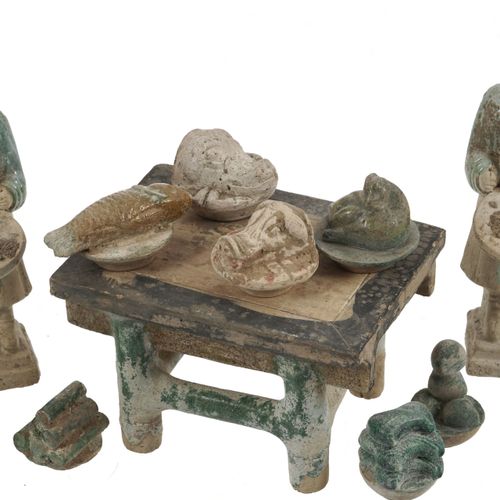 Null Altar en miniatura y 2 figuras de terracota, China, s. XX, estilo Ming, el &hellip;