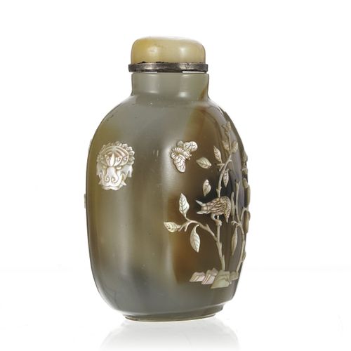 Null A glass snuff bottle with mother-of-pearl incrustations, China, 8 cm high (&hellip;