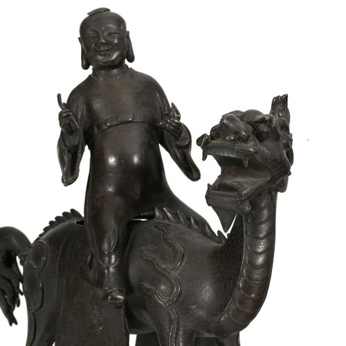 Null 麒麟图，青铜雕塑，中国，清代，可移动的人物拿着一把刷子，可能是一个金锭，麒麟张着嘴，在一个底座上（但不是整体），h。38.5厘米（人物和麒麟，不含底座&hellip;