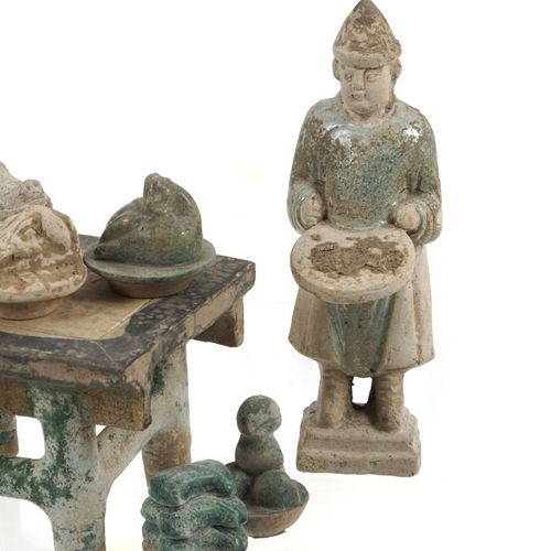 Null 微型祭坛和2个陶俑，中国，20世纪，明代风格，祭坛由9件作品组成：1张桌子，1条鱼，2个野猪头，1只鸟，1个蛋糕形的糕点容器，1套卷，2个瓜子容器，2&hellip;