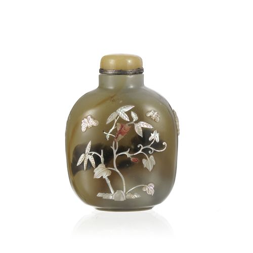 Null A glass snuff bottle with mother-of-pearl incrustations, China, 8 cm high (&hellip;